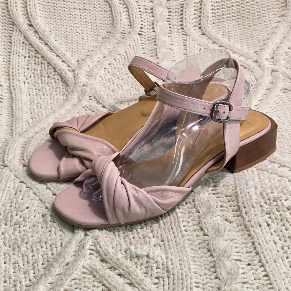 Bueno Sandals Pink Leather Twisted Strap Ankle Buckle Women Size 40 Excellent